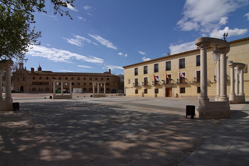 1200px-Tarancón,_Plaza_del_Ayuntamiento,